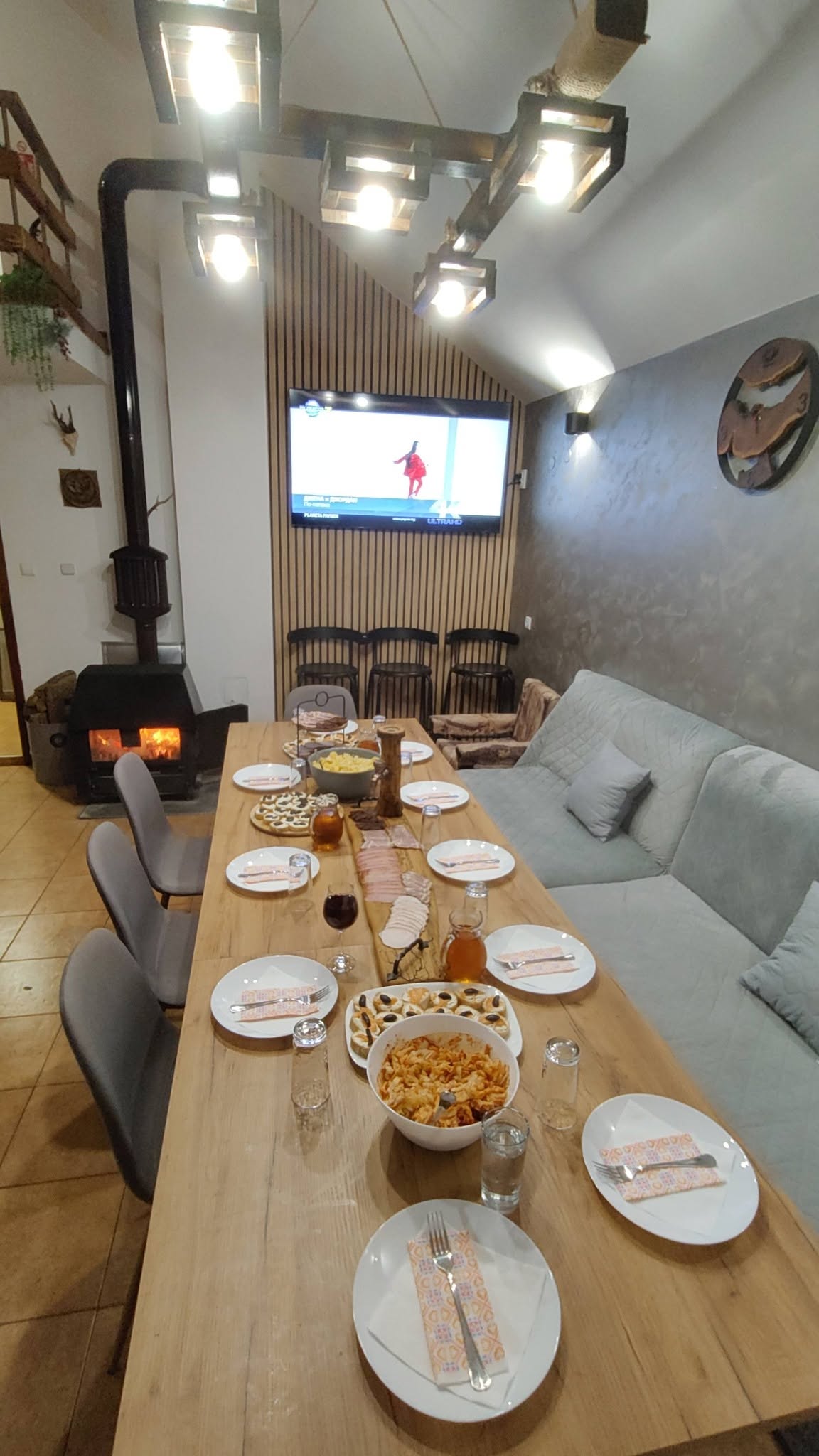 Голямата маса и печката на дърва